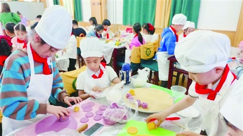 十亩园小学将“微宏”办学愿景融入办学实践,打造出“无边界、融世界”的课程体系,擦亮了开放融通的育人品牌